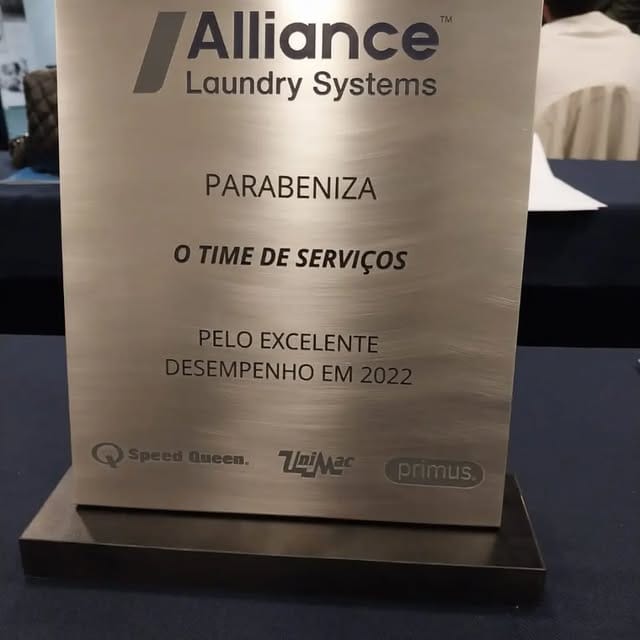 Placa da Alliance Laundry Systems parabenizando o time de serviços pelo excelente desempenho em 2022