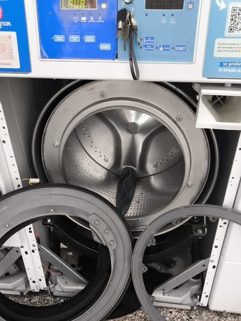 O mesmo tambor de lavadora limpo, com a vedação da porta retirada para a revisão