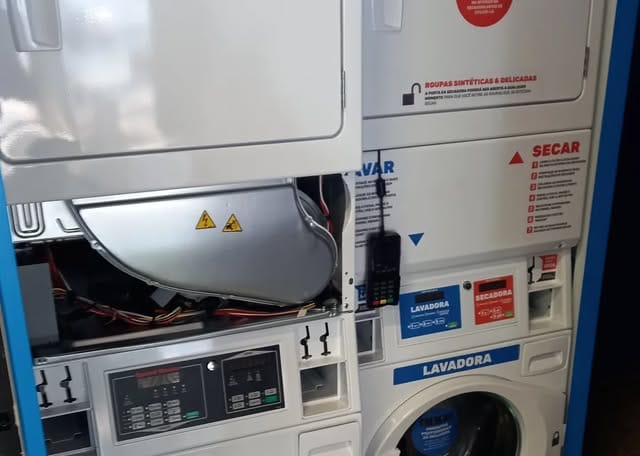 Secadora com o painel aberto mostrando a fiação durante uma manutenção