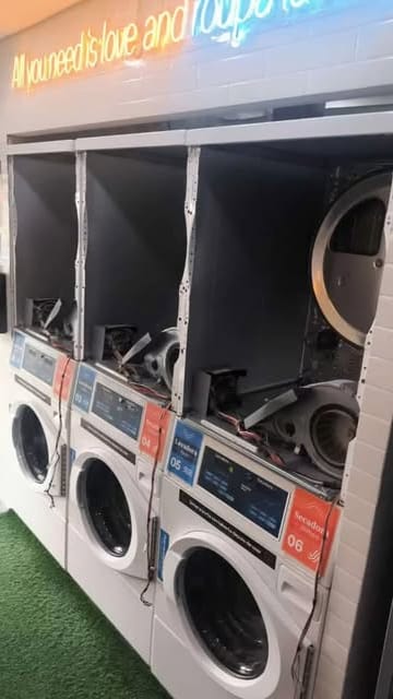 Secadoras desmontadas com motores e ventoinhas expostos durante a manutenção